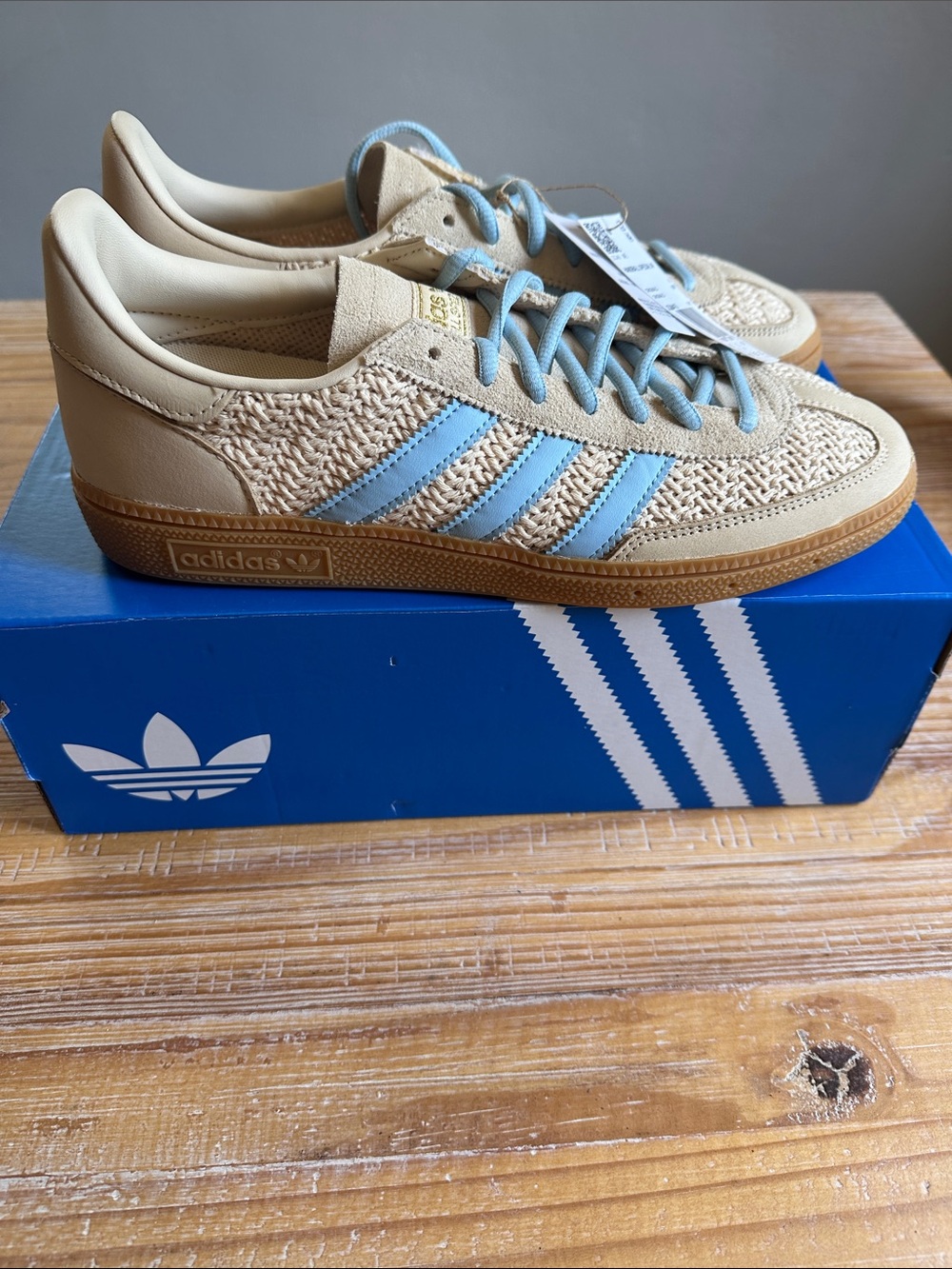 ADIDAS Handball Spezial Women’s 9.5 WOVEN upper with Light Blue Stripes NWT